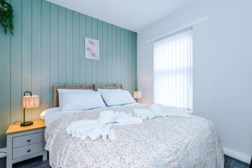 una camera da letto con un letto con lenzuola bianche e una finestra di Trendy house, close to stadiums, free wifi and car park a Liverpool