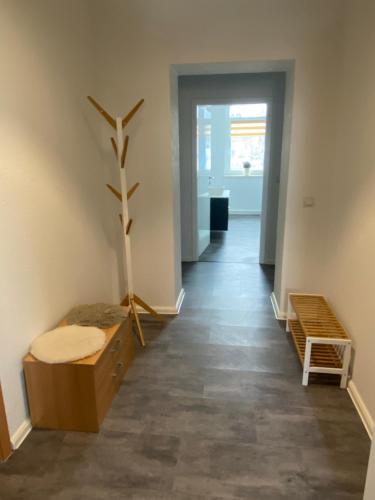un pasillo con una habitación con una planta y bancos en Apartment im Grünen, en Lichtenstein