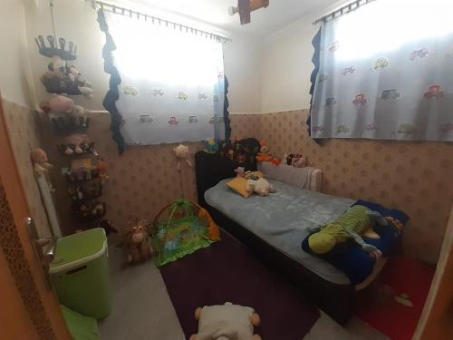 Habitación pequeña para niños con cama y animales de peluche en Fès aéroport en Fez