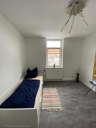 1 dormitorio con cama y ventana en Apartment im Grünen, en Lichtenstein