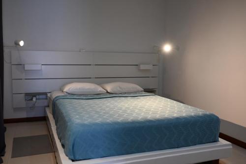 1 cama con 2 almohadas en una habitación en Casa Copenhagen#Couch Surfing Friendly en Praia