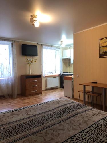1 dormitorio con 1 cama grande y cocina en Nocturne Apartment, en Chişinău