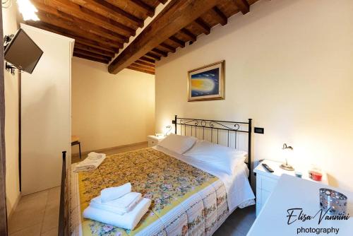 Colleoli的住宿－Appartamento Sole-Luna，一间卧室配有带毛巾的床