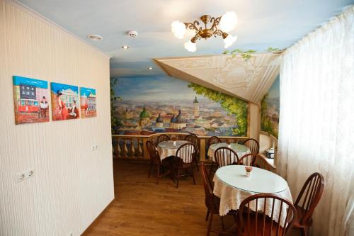 Mini-Hotel Guest House Inn Lviv tesisinde bir restoran veya yemek mekanı