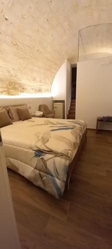 1 dormitorio con 1 cama grande en una habitación en MATTEI LUXURY B&B, en Altamura