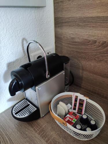 a purse sitting on top of a machine next to a basket at Steddy les coralines in Sainte-Maxime