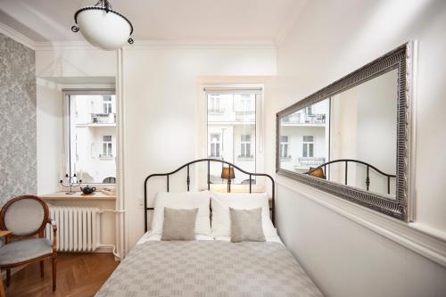 Postel nebo postele na pokoji v ubytování Mokotowska Place for You