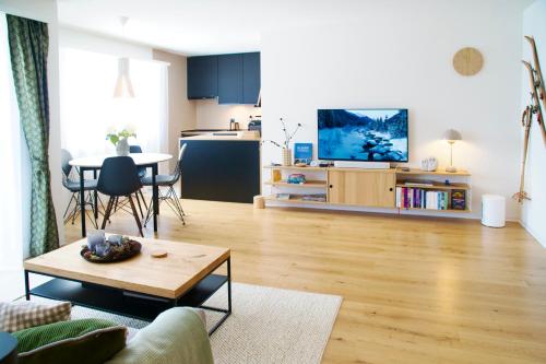 TV a/nebo společenská místnost v ubytování Sonnige Panorama Aussicht bei Davos Lenzerheide