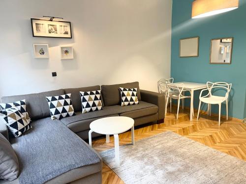 uma sala de estar com um sofá e uma mesa em Apartment Saraj-Bosna Free public Parking em Sarajevo