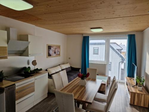 ザンクト・ペルテンにあるApartment St. Pöltenのテーブルと椅子のあるキッチンとダイニングルーム