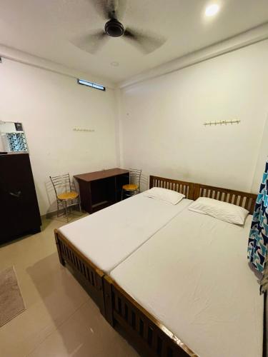 Postel nebo postele na pokoji v ubytování OMAR RESIDENCY