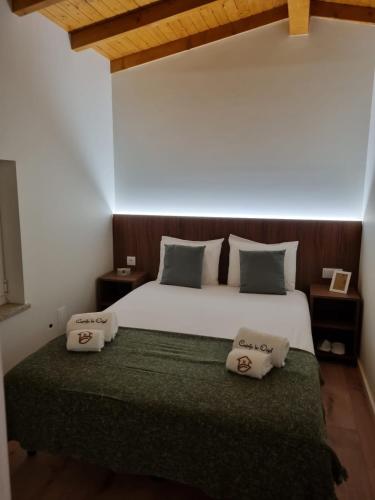 1 dormitorio con 1 cama grande y 2 almohadas en Casinha do Orjal, en Ponte de Lima