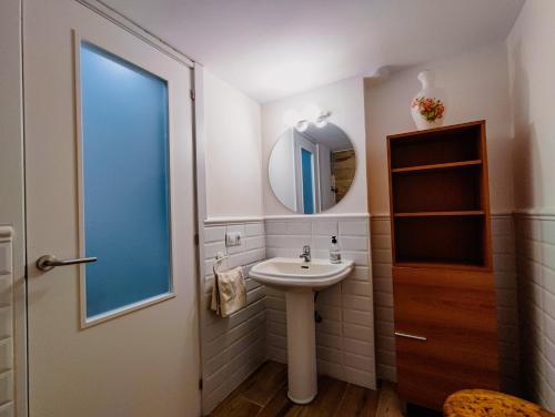 a bathroom with a sink and a mirror at Casa Luisa in Teror