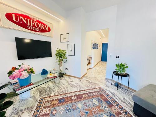 uma sala de estar com uma televisão de ecrã plano na parede em Appartamento Gemma em Pietrasanta