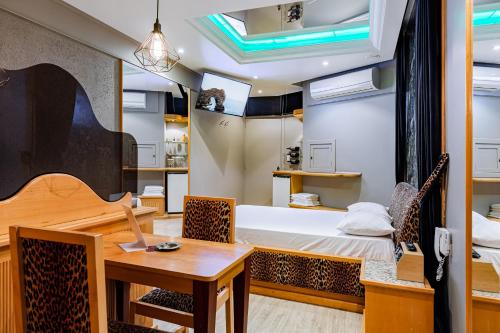Ein Sitzbereich in der Unterkunft Monn Cherry Motel