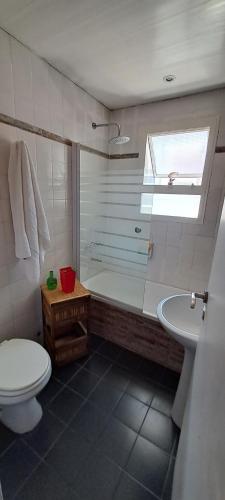 uma casa de banho com uma banheira, um WC e um lavatório. em Excelente DPTO a cuadras del mar em Mar del Plata