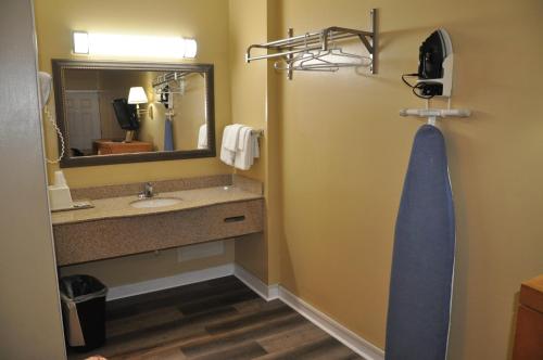 y baño con lavabo y espejo. en Best Rest Inn - Jacksonville, en Jacksonville