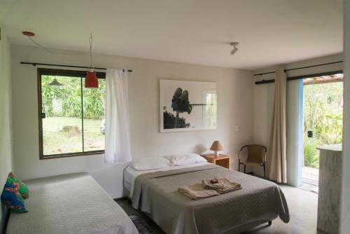- une chambre avec un lit et une fenêtre dans l'établissement AKASHA Atelier Santa Helena, Sana, à Sana