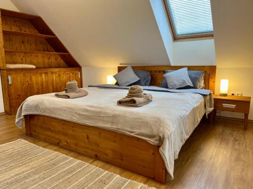 1 dormitorio con 1 cama grande y toallas. en Chata Hubertka Krkonoše, en Vítkovice