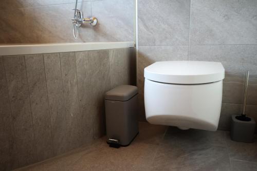 a bathroom with a white toilet and a bath tub at Apartement Lake View in Steindorf am Ossiacher See