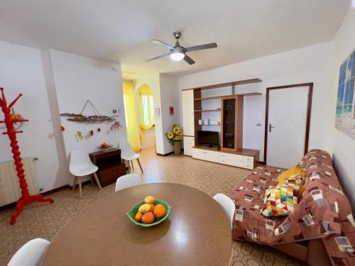 - un salon avec un canapé et une table dans l'établissement Appartamenti Via Roma 41, à Campo nell'Elba