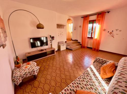 Una televisión o centro de entretenimiento en Appartamenti Via Roma 41