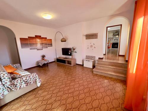 Una televisión o centro de entretenimiento en Appartamenti Via Roma 41