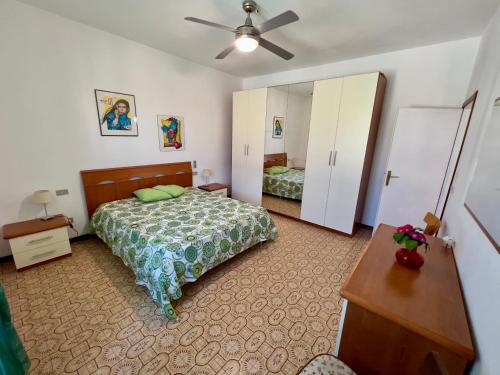 um quarto com uma cama, uma cómoda e um espelho em Appartamenti Via Roma 41 em Campo nell'Elba