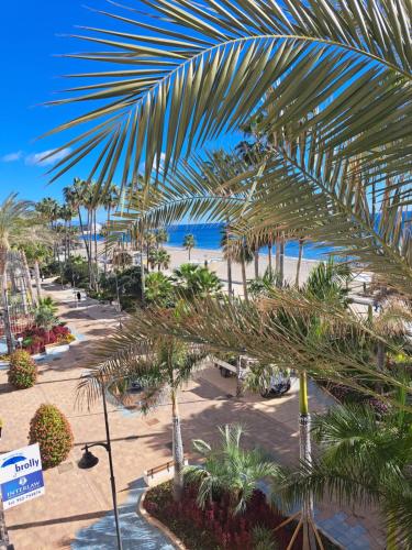 a view of the beach from the balcony of a resort at Apartamento frente a la playa Piso 2 in Estepona