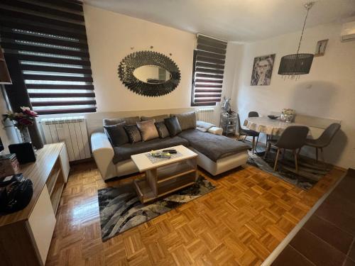 een woonkamer met een bank en een tafel bij Apartment Sweet Dreams-Maksimir Ravnice-ZOO-free parking in Zagreb