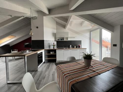 eine Küche mit einem Tisch und Stühlen im Zimmer in der Unterkunft Family Inn in San Maurizio Canavese