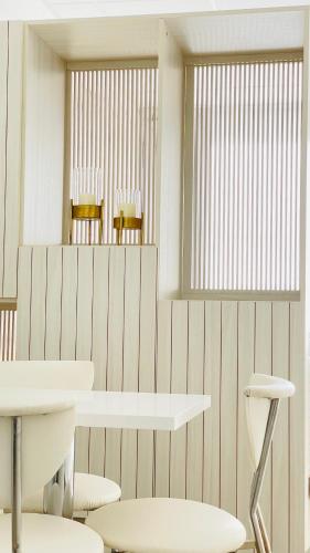 une salle à manger avec des chaises, des tables et un miroir dans l'établissement Apart Center Madryn, à Puerto Madryn