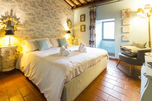 a bedroom with a bed with two towels on it at Torre Di Vico Residenza D'Epoca in Viterbo