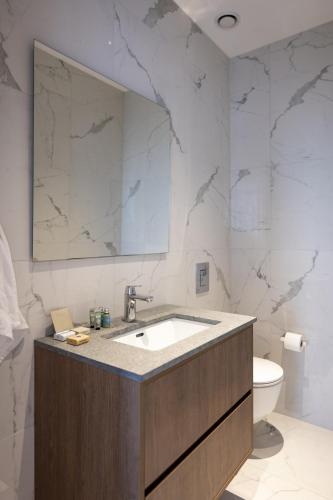 Ένα μπάνιο στο 360 Nicosia - 1 bedroom Luxurious Residence