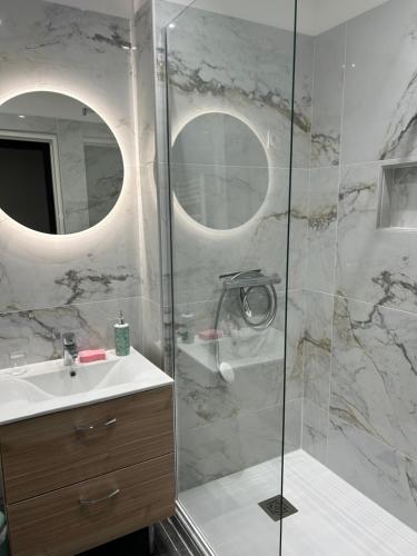 a bathroom with a shower and a sink at Appart'LH - Stationnement gratuit - B'PAM in Le Havre