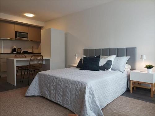Un dormitorio con una cama con un osito de peluche. en Apartamento a estrenar en Punta Carretas, en Montevideo