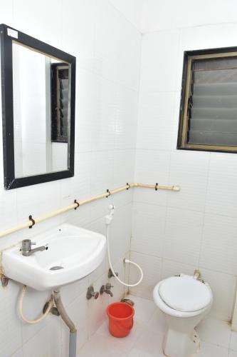 Koupelna v ubytování Hotel sai dhyan