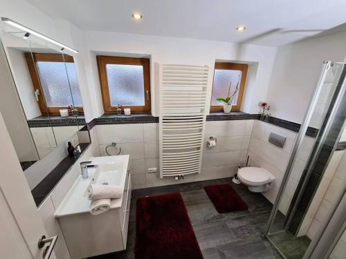 Ένα μπάνιο στο Seenahe Gartenwohnung in Schondorf