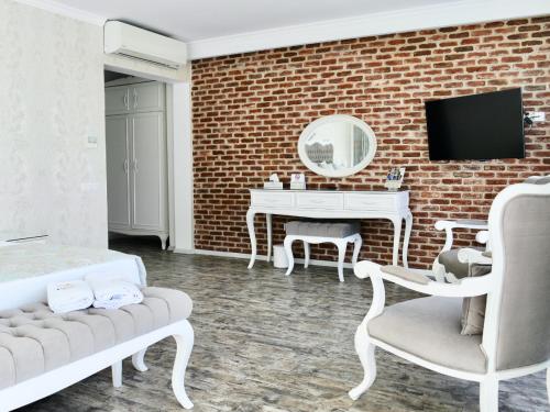 Göcek Naz Hotelにあるテレビまたはエンターテインメントセンター