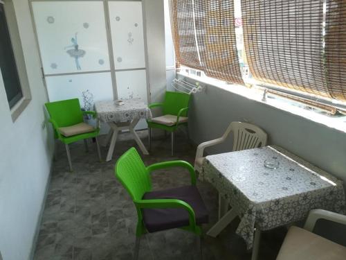 Ruang duduk di Karoski Apartments & Suites
