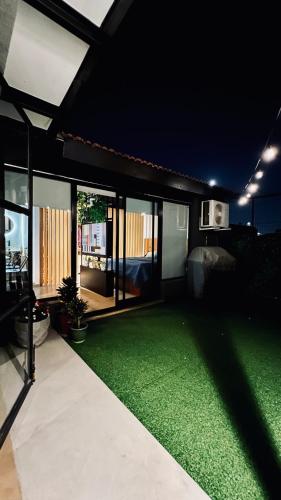 una sala de estar con césped verde en una casa en Cocoloft de Diseño en Buenos Aires