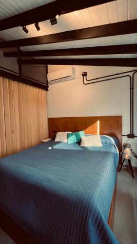 1 dormitorio con 1 cama azul en una habitación en Cocoloft de Diseño en Buenos Aires