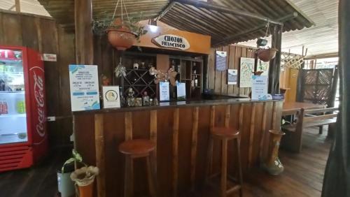 Ο χώρος του lounge ή του μπαρ στο Mariana Miller Lodge