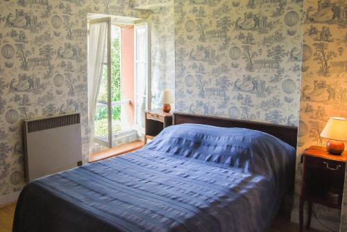 Un pat sau paturi într-o cameră la Gite les Glycines
