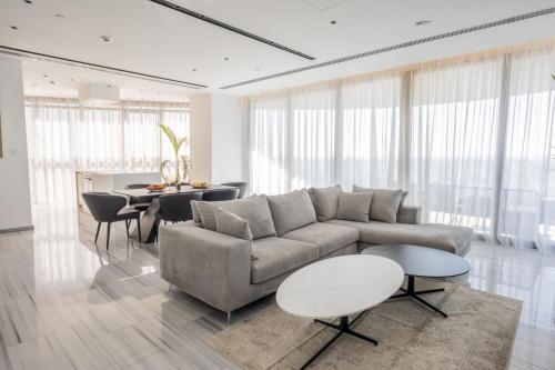 Uma área de estar em 360 Nicosia-3 bedrooms Exclusive Panoramic View Residence
