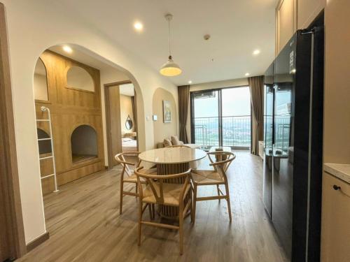 une cuisine et une salle à manger avec une table et des chaises dans l'établissement NK#Homestay#Vinhomes#Oceanpark#1PN#C7, à Gia Lâm Pho