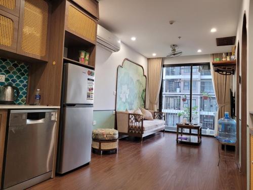 une cuisine avec un réfrigérateur et un salon dans l'établissement NK#Homestay#Vinhomes#Oceanpark#1PN#C7, à Gia Lâm Pho