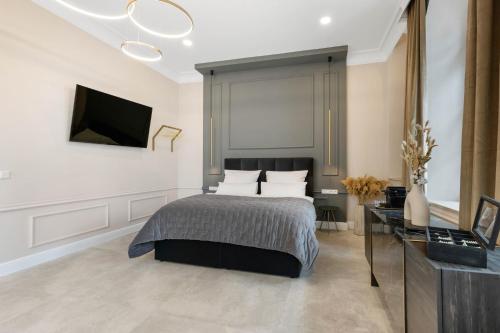 a bedroom with a bed and a flat screen tv at NEW I LUXUS Suite I Kingbed I Center in Augsburg