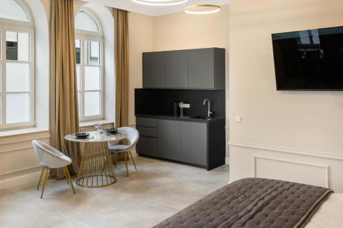 a bedroom with a bed and a table and a tv at NEW I LUXUS Suite I Kingbed I Center in Augsburg