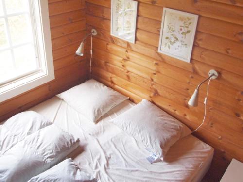 TjørneholmにあるHoliday home Nykøbing Sj IIのベッド1台(枕2つ、ランプ2つ付)が備わる客室です。